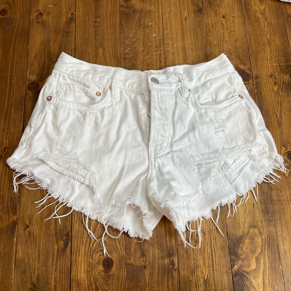 We the free size 25 white frayed hem distressed jean shorts
